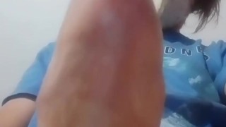 Joven se se toca su cosita dulcemente