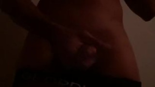 Moreno caliente con ganas de descargar su polla