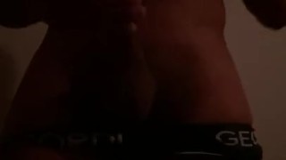 Moreno caliente con ganas de descargar su polla