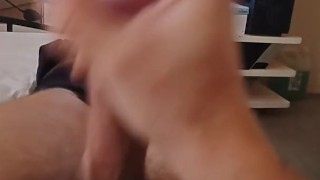 Un jeune de 18 ans ce branle devant sont porno