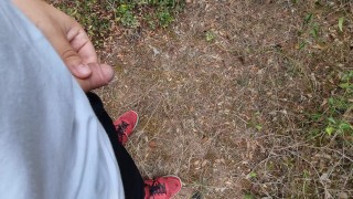 Piscio con il mio cazzo piccolo in pineta