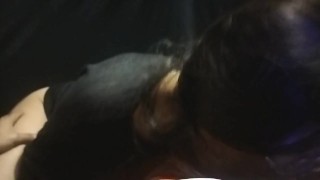 👅 Adoro chuparsela mientras pone Porno