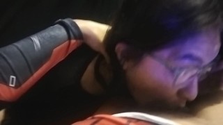 👅 Adoro chuparsela mientras pone Porno