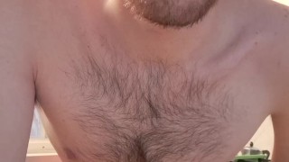 Mangio una banana in modo sexy in cucina