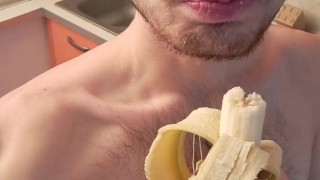 Mangio una banana in modo sexy in cucina
