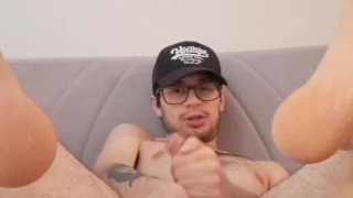 Mi stimolo il buchetto del culo quando sono bello duro