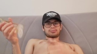 Mi stimolo il buchetto del culo quando sono bello duro