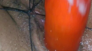 Me encanta jugar con mi coño y sacar agua de el