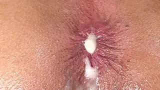 振動で波打つお尻の中心の閉まったピンクの肛門が電マをぶっ込まれてぐっちょぐちょに掻き混ぜられた挙句、ぽっかり蕩けて泡立てられた直腸から涎を垂らす