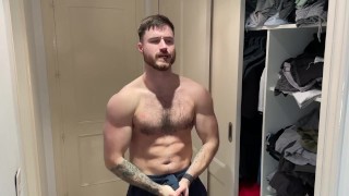 Macrophilia - gym buddies unaware shrinking foot crush