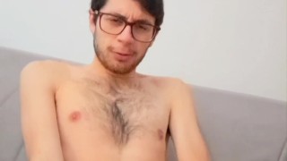 Ragazzo si annusa le mutande mentre se lo tocca quando è duro