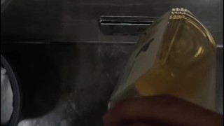 将澄清的尿在地铁站为你保存