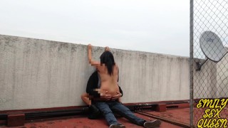 Cogiendo con la vecina en la azotea - Emily Sex Queen