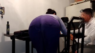 Profesora cariñosa consintiendo a uno de sus alumnos