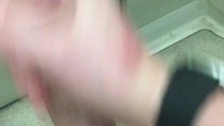 me corro en baño publico 18 años