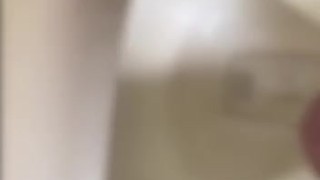 【日本人トイレ動画】おしっこしちゃってる