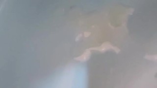 出先でオナニーを楽しんだところ射精用受け皿が見当たらなかったため、急遽洗濯用タライに射精する変態君。