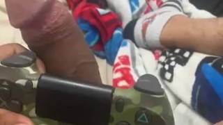 Joven gamer con pene grande