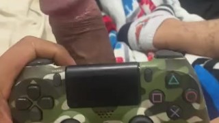 Joven gamer con pene grande