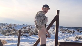 4K Outdoor Wank & Cumming in the Snow!