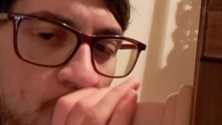 Succhio il mio dildo gelatone preferito mentre mi tocco il cazzo