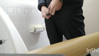 職場トイレでおしっこする塩系会社員