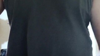 Joven se masturba en la sala