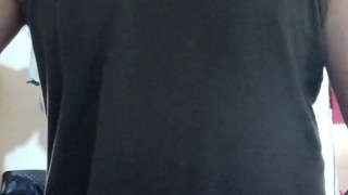 Joven se masturba en la sala