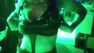 En el bar muy caliente