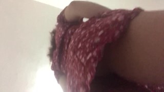MIRANDO BAJO LA FALDA DE MI VECINA