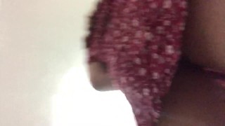 VECINA JUGUETONA ME DEJA VER DEBAJO DE SU FALDA