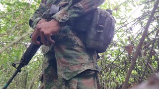 Me pajeo en una via publica mientras estoy d ecentinela. Me pone caliente