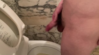 巨根男子のおしっこ映像