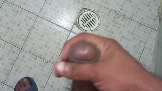 Chaqueteandome en el baño muy rico