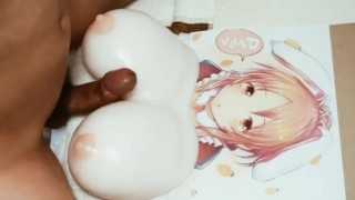 Follandole las tetas a una muñeca