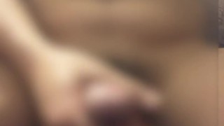 玉袋を触りながら巨大ペニスをしごく