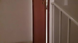 A puta ligou para eu ir ao meu estúdio! Ele tem uma surpresa! gostei, enchi-lhe o cu de piça e leite