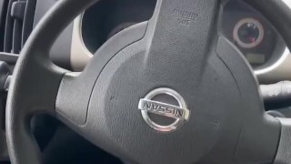 【車内】青年がデカちんぽをシゴく | 他の車が通る中でオナニー