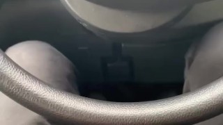 【車内】青年がデカちんぽをシゴく | 他の車が通る中でオナニー