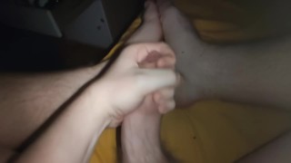 Schmiere mir mein Sperma auf die Füße