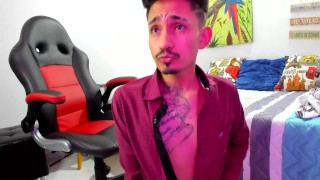 Tocándome el culo en mi habitación