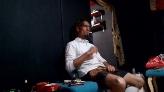 El enfermero que provocó su despido, se provoca un orgasmo para su alivio: raba erre