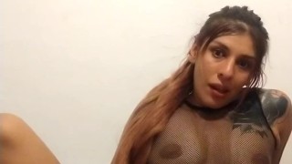 Putita pelirroja se masturba con helado y se chupa las tetas