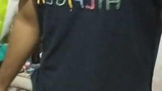 latino mostrando su pecho sexy