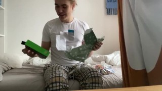 Вскрыли новогодние подарки и потом занялись сексом
