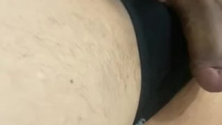 Me pongo muy caliente y me saco la verga del bóxer para arrimarla a mi peluche
