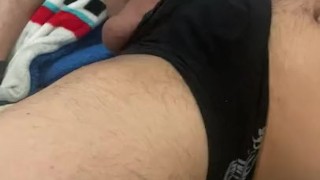 Me pongo muy caliente y me saco la verga del bóxer para arrimarla a mi peluche