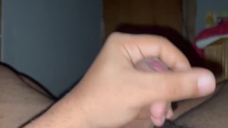 Nada más relajante que ver la leche salir de mi pene