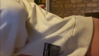 Je baise en missionnaire et me branle sur ces seins
