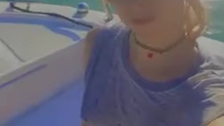 JUGANDO CON MI DILDO EN UNA LANCHA